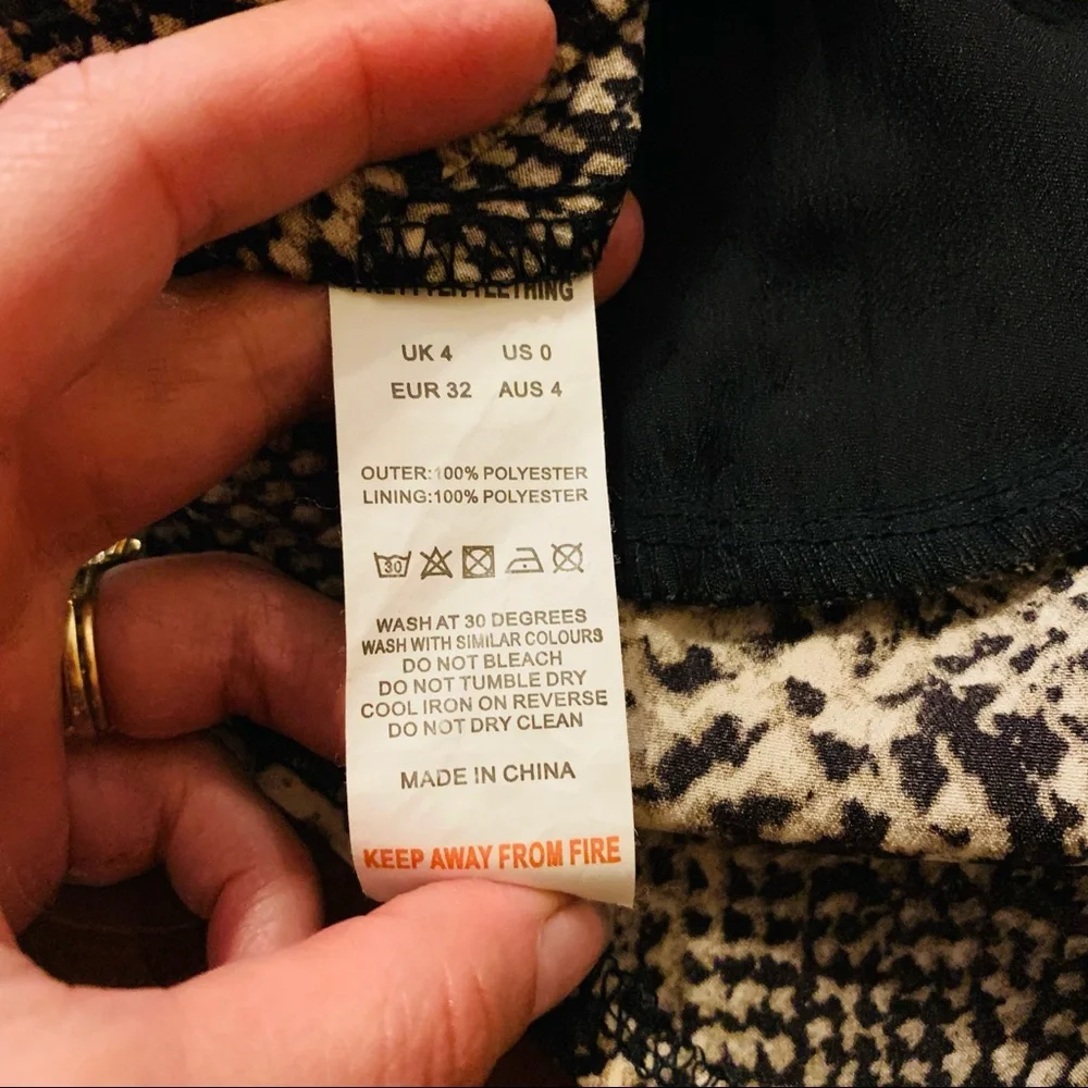 ⭐️ PRETTYLITTLETHING Nude Woven Cup Detail Long Sleeve Crop Top Python Print - Picture 10 of 10